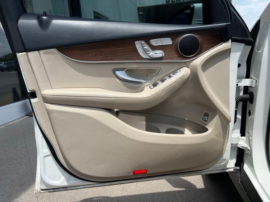 2022Mercedes-BenzGLCGLC 300